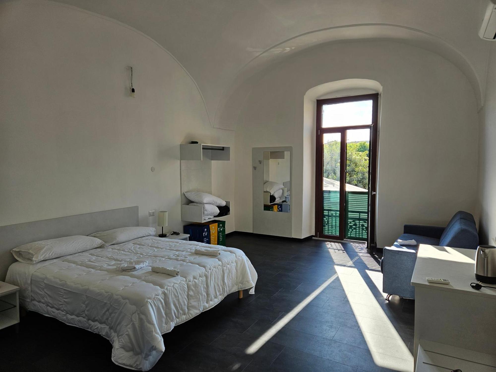 La Dama Del Castello Hotel Боза Екстериор снимка