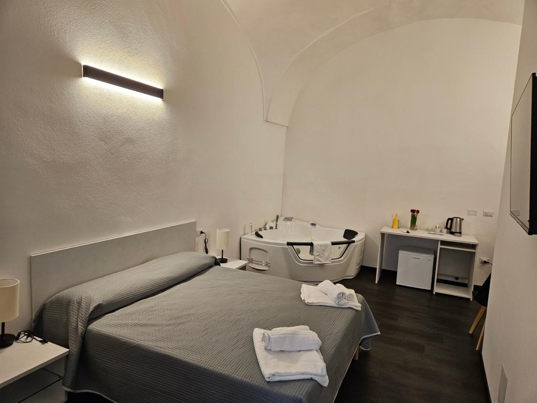 La Dama Del Castello Hotel Боза Екстериор снимка